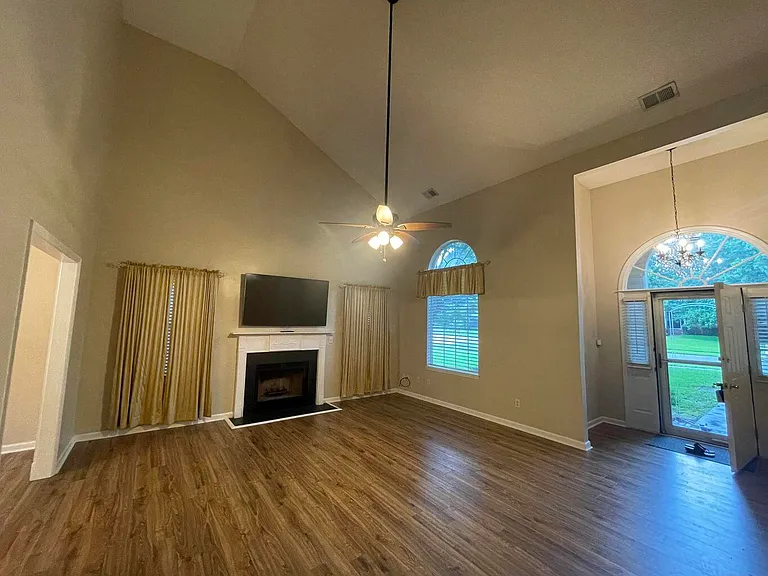 102 Adthan Cir — Photo 2