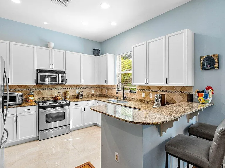 1875 Highland Grove Dr — Photo 10