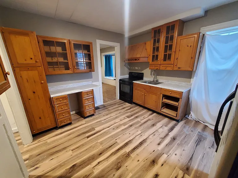 385 Ames St — Photo 3