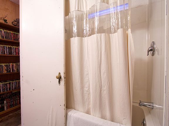 4th image of 3147 Roanoke St