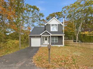 27 Pinewood Dr, Shirley, NY 11967