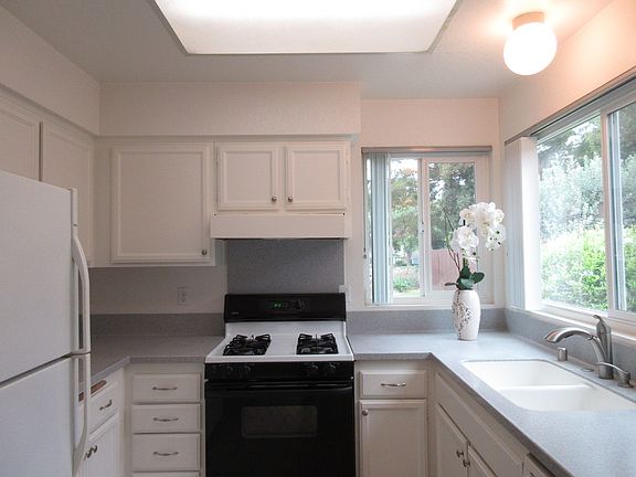 5th image of 4028 Invierno Dr #A