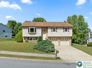 975 Hillcrest Dr S, Macungie, PA 18062
