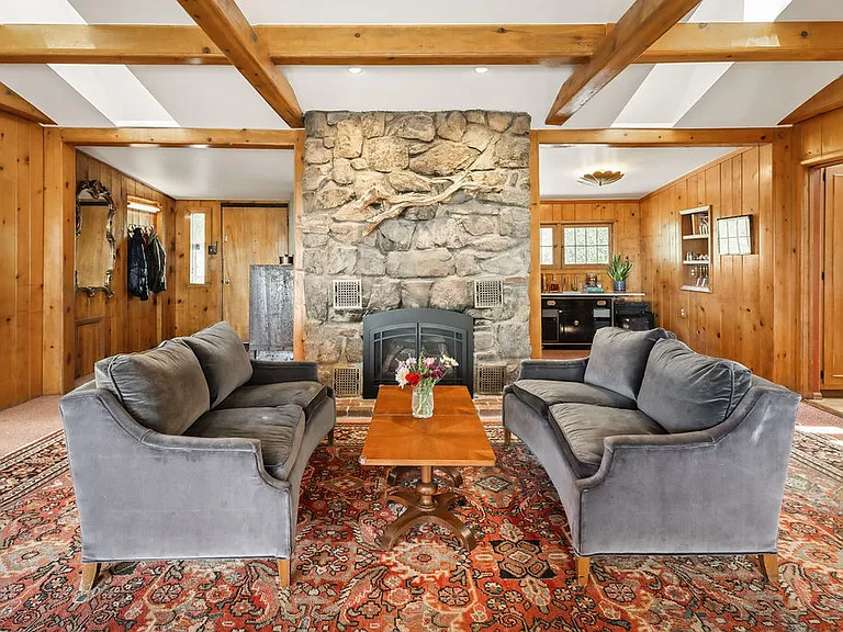 Gas fireplace (recently updated)
