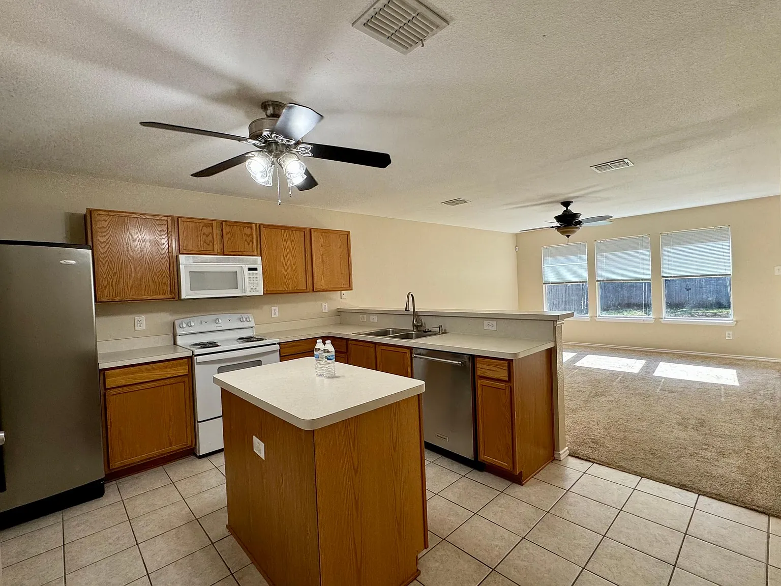 3 bed, 1385 sqft, $1,850 — Photo 4
