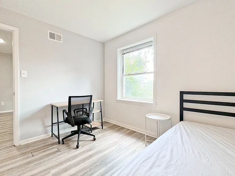 5735 Hobart St #1 — Photo 17