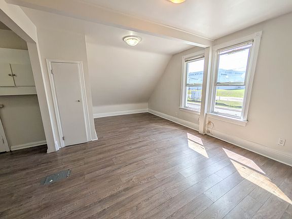 3rd image of 31 Ontario Rd