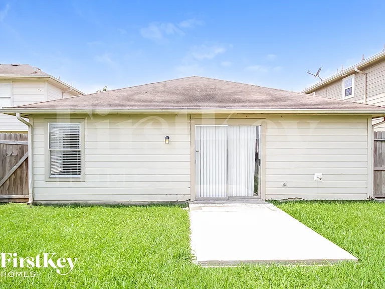 916 Willaby St — Photo 15