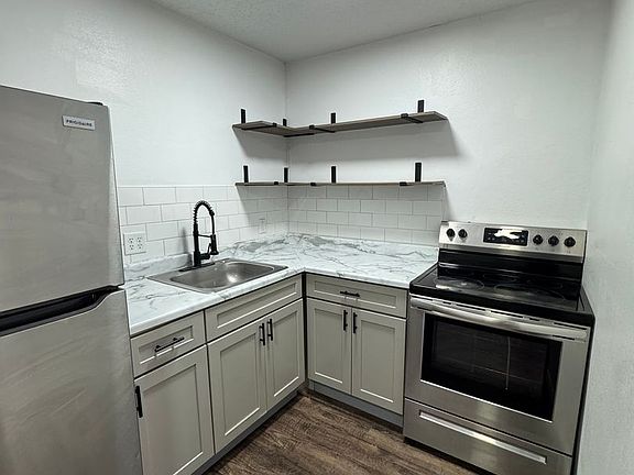 3rd image of 1138 E Walnut St #5