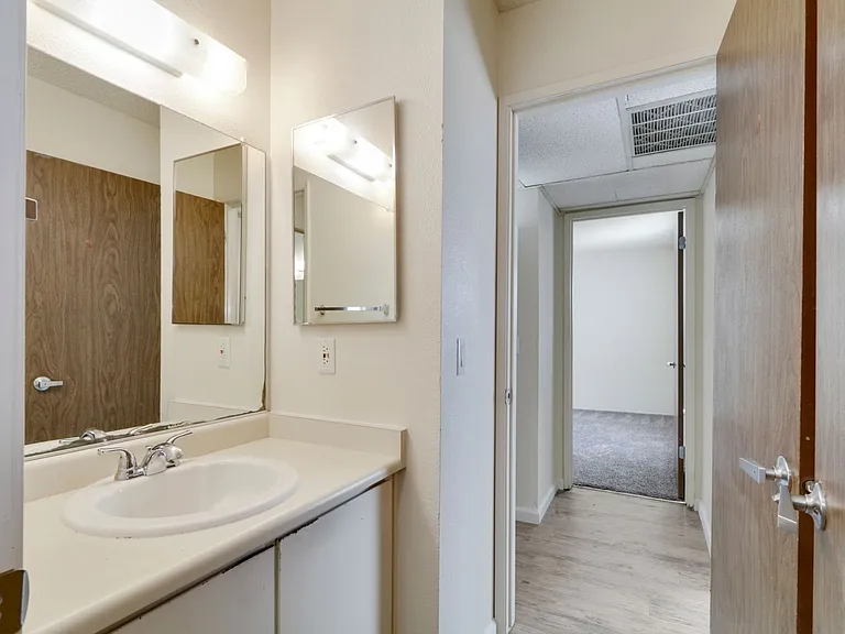 Clubside Apartments — Photo 12