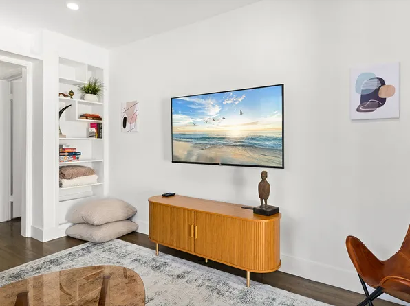 8411 Kittyhawk Ave, Los Angeles, CA 90045