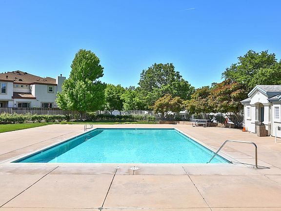 4th image of 906 Brea Ln #391