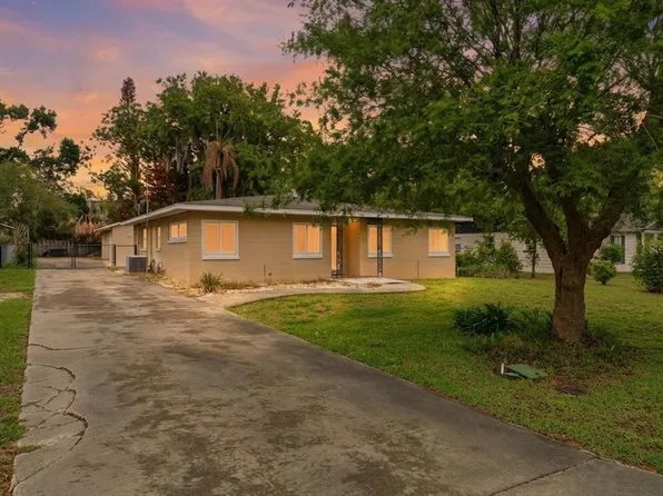 126 E Magnolia Ave, Howey In The Hills, FL 34737