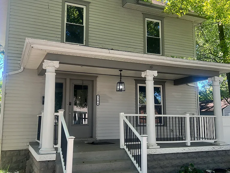 2204 Superior Ave — Photo 1