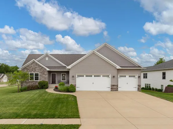1732 Mackin Dr, De Witt, IA 52742