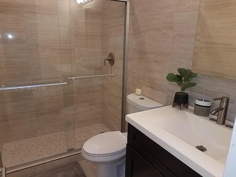 1250 Miami Rd #10 — Photo 3