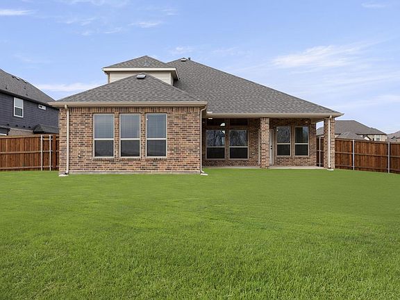 4th image of 825 Blue Heron Dr