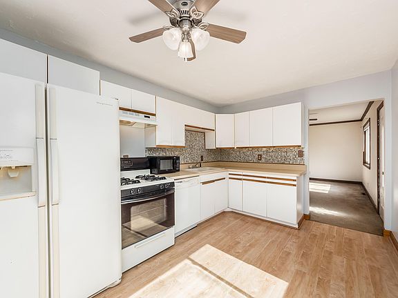 3rd image of 3759 Shoreline Dr