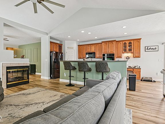 3rd image of 1195 Ganton Dr