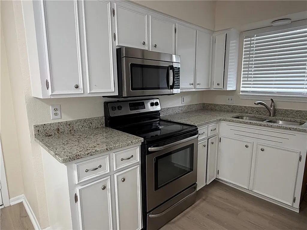 3 bed, 2.0 bath, 1360 sqft, $2,000 — Photo 2