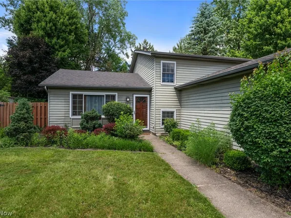 9539 Glencairn Ln, Olmsted Falls, OH 44138