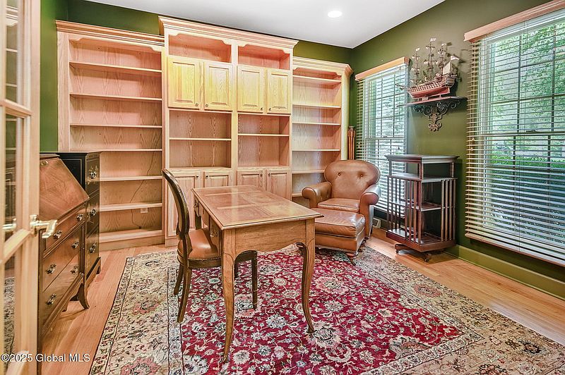 5th image of 21 E Claremont Drive