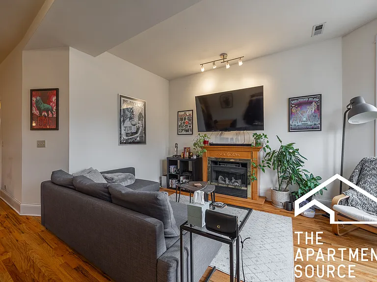 1935 N Wood St #4 — Photo 2