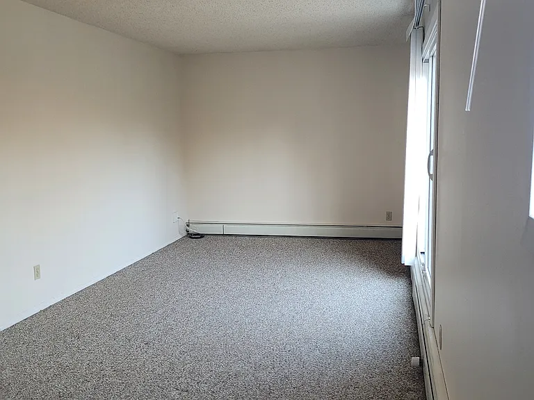 302 Main St — Photo 3