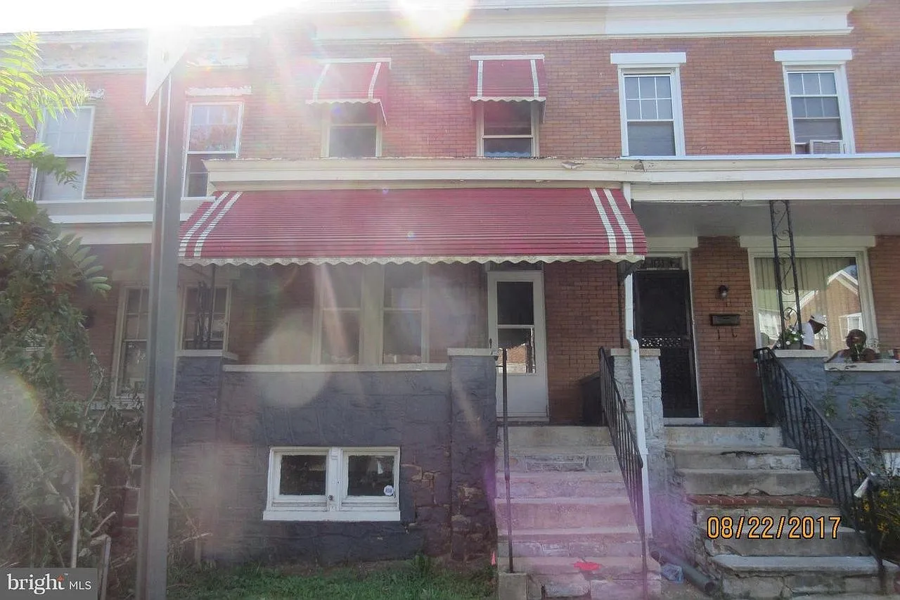 Spacious 3 BD / 2 BA Updated Townhouse with Off-Street Parking & Yard! — Photo 1