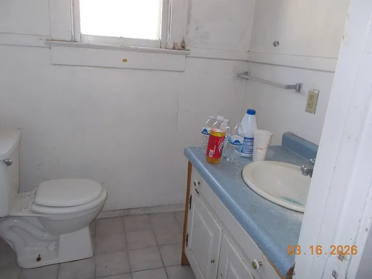 415 E Division St — Photo 15