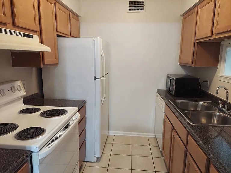 1420 Deerpond Ln — Photo 6