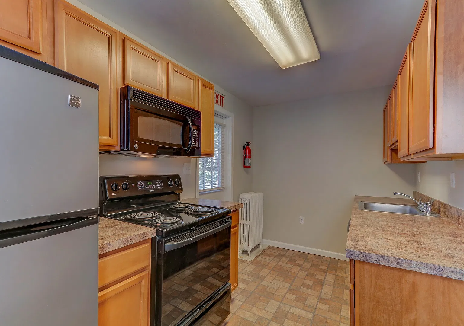 College Hill apartment in a quiet spot, fresh paint, modern kitchen, laundry — Photo 2