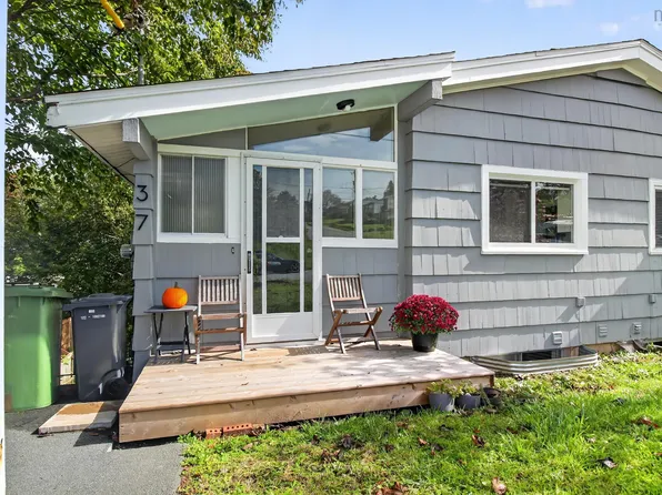 37 Clearview St, Halifax, NS B3R 1N7