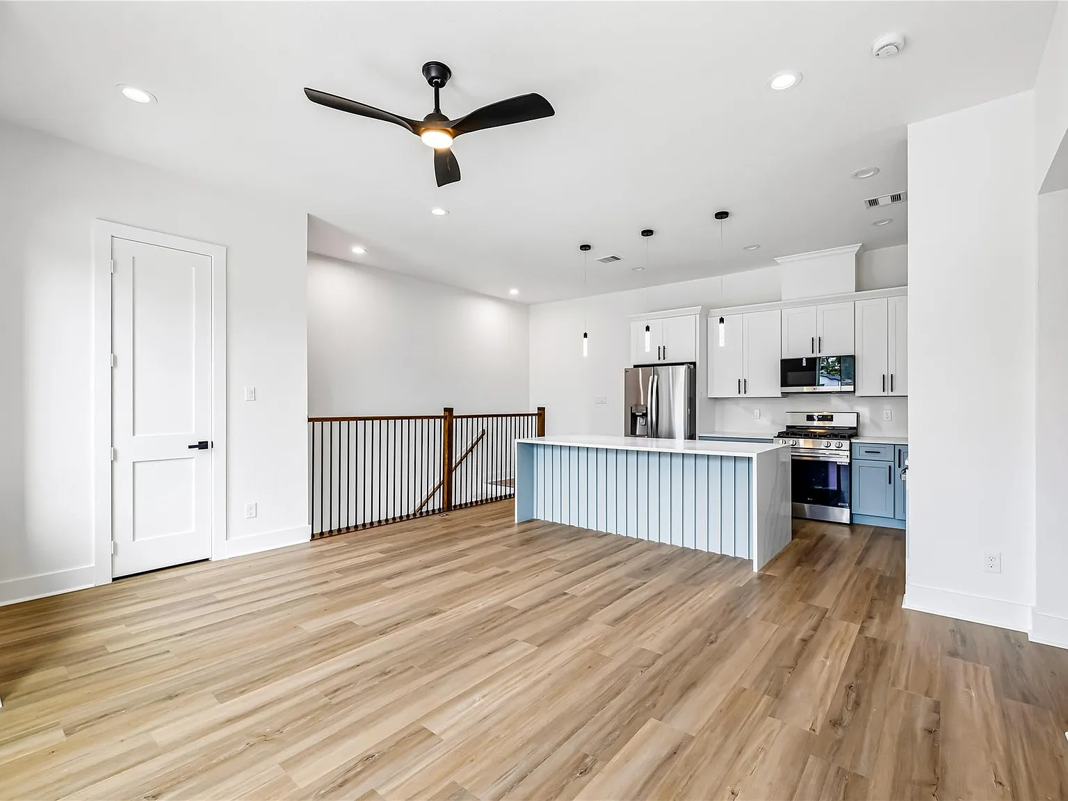 3 bed, 2.0 bath, 1300 sqft, $2,000 — Photo 4