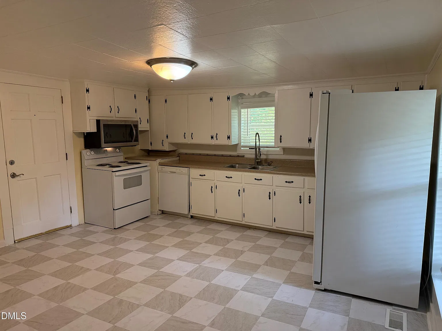 2 bed, 1.0 bath, $2,000 — Photo 2