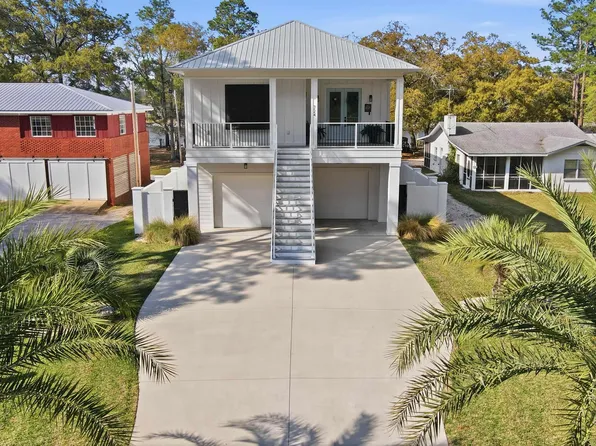 724 Canal Dr W, Gulf Shores, AL 36542