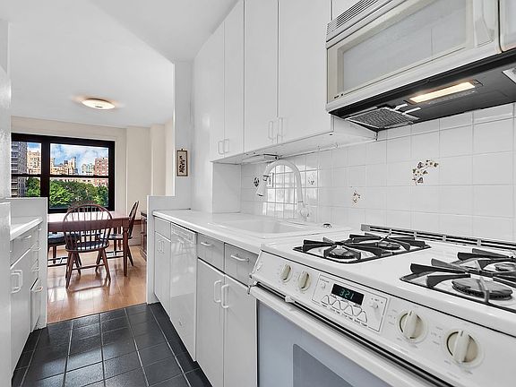 4th image of 140 W End Ave #8L