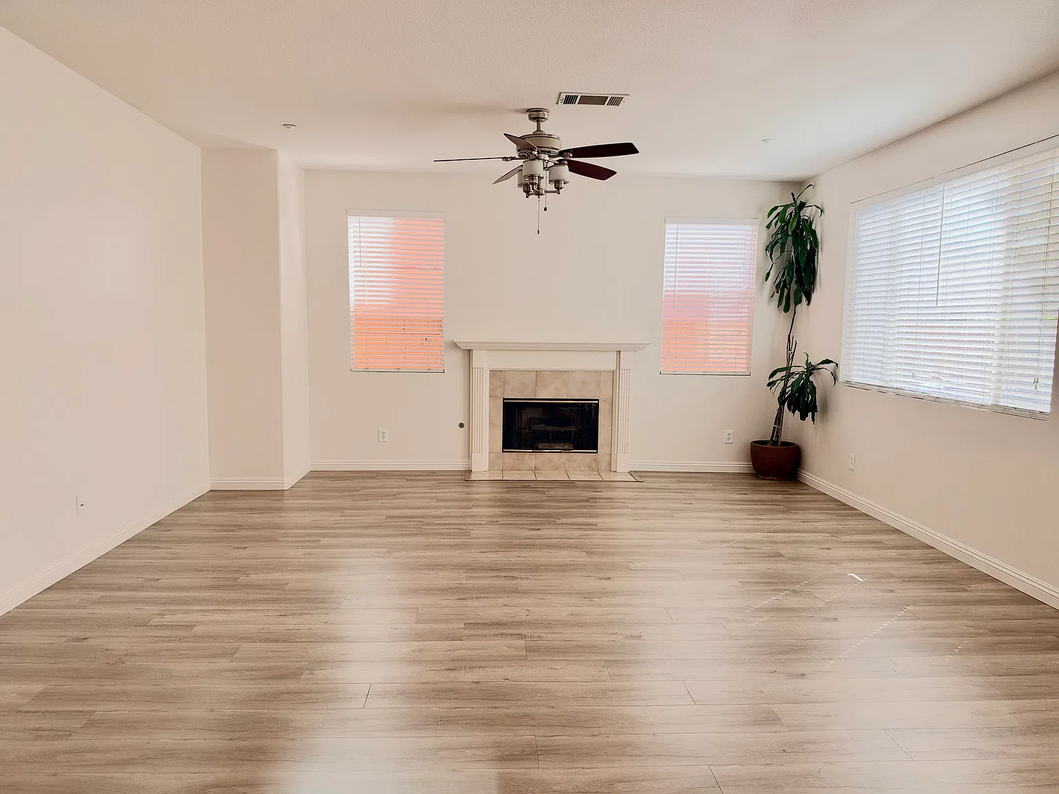 4 bed, 2.5 bath, 2305 sqft, $3,600 — Photo 4