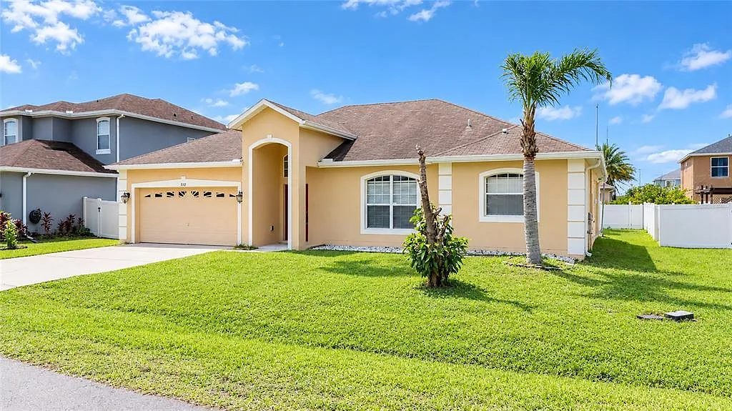 3 bed, 2.0 bath, 1876 sqft, $2,000 — Photo 2