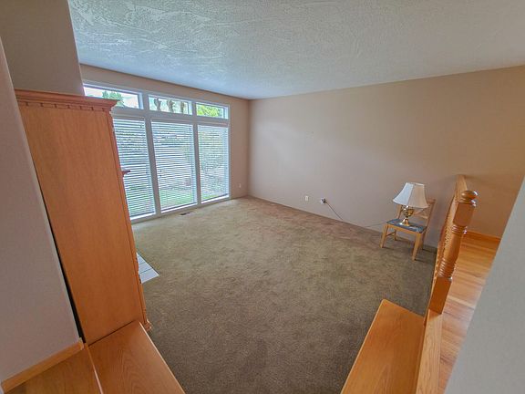 4th image of 909 NW Regent Dr