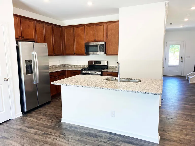 Kitchen - Brand new appliances