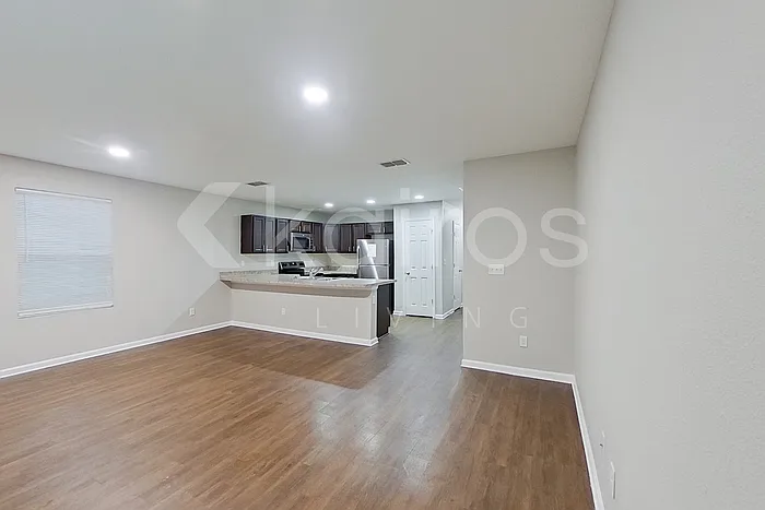 1335 Mull St — Photo 2