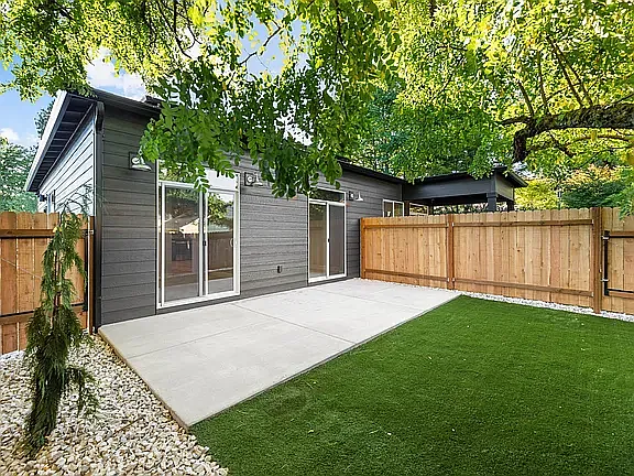 1009 V St — Photo 6