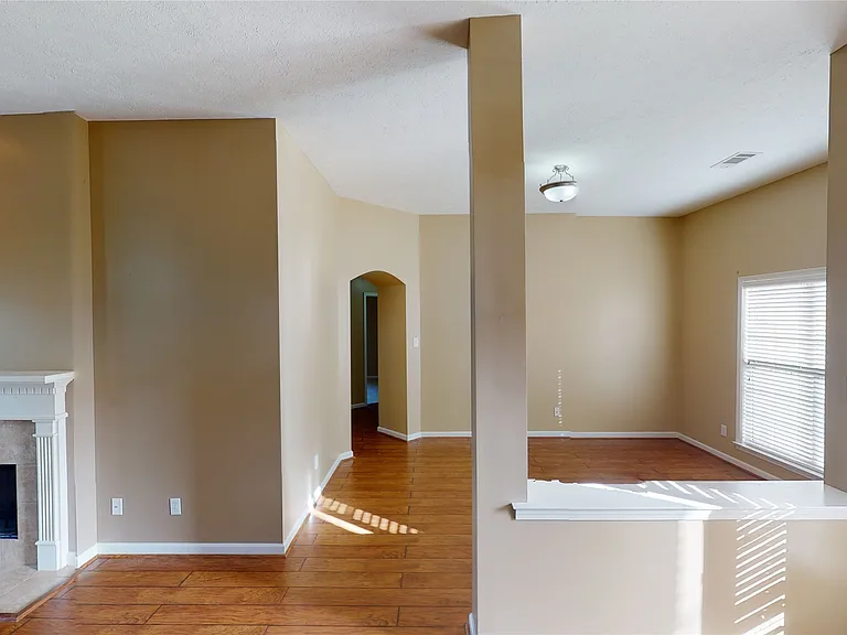 615 Castlebrook Dr — Photo 4
