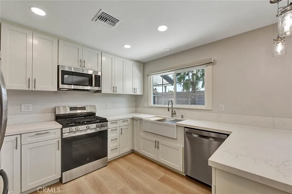 4 bed, 1806 sqft, $5,850 — Photo 3