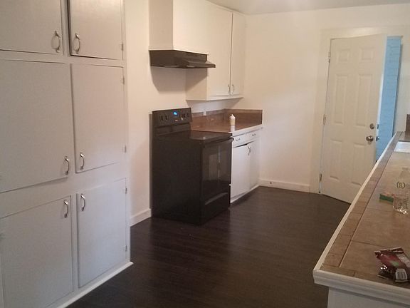 3rd image of 402 Lazarre Ave