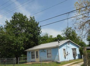 916 Dunning St, Gonzales, TX 78629