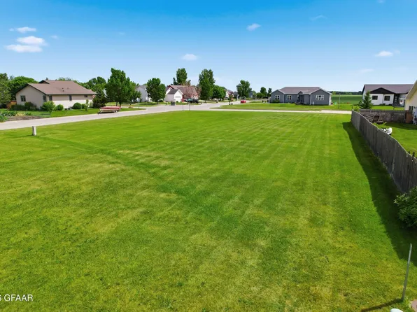 1019 Greenway Blvd SE, East Grand Forks, MN 56721