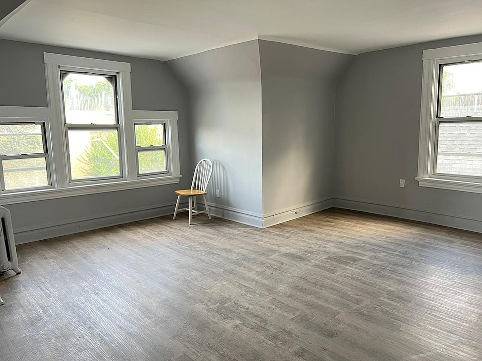 1st image of 325 N Grove St Floor 3