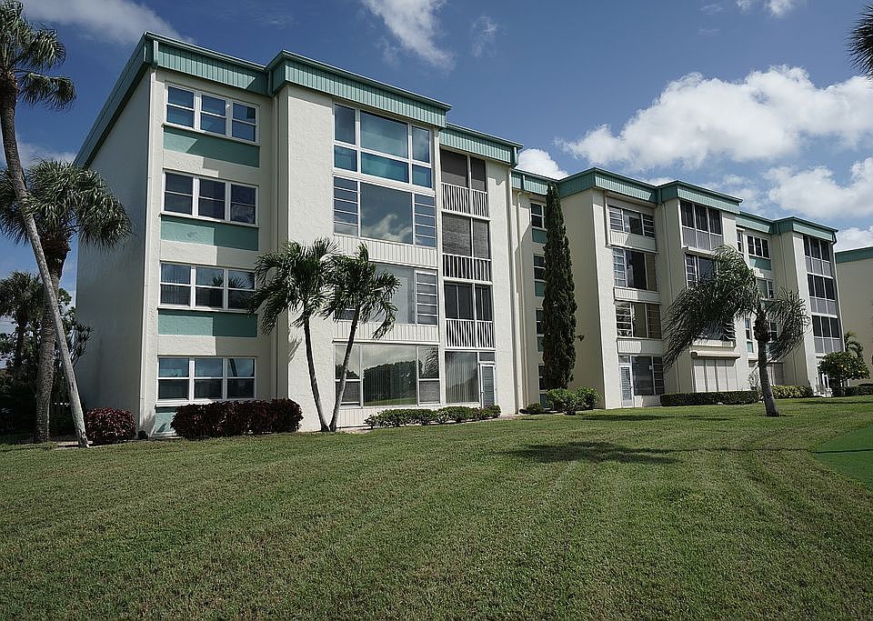 1st FL w/ golf course view 
